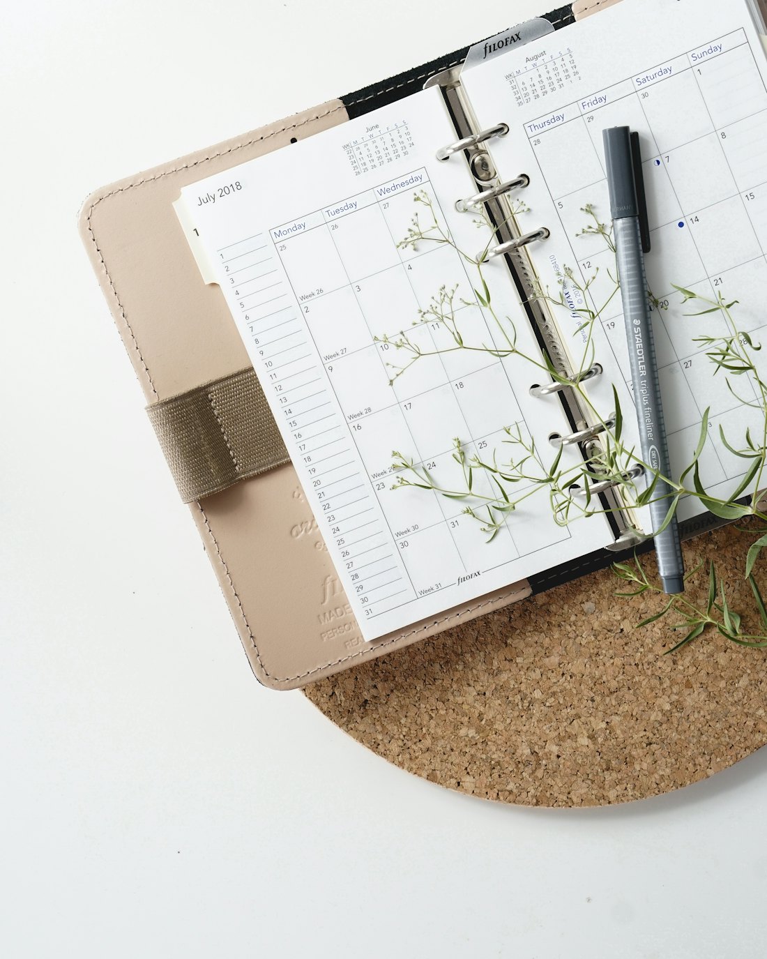 Agenda de citas abierta sobre un escritorio.